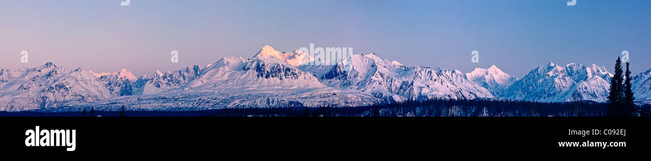 Panorama Nord und Süd Gipfel des Mt. McKinley und die Alaska Range mit Dawn Alpenglühen, Denali State Park Sicht, Alaska Stockfoto