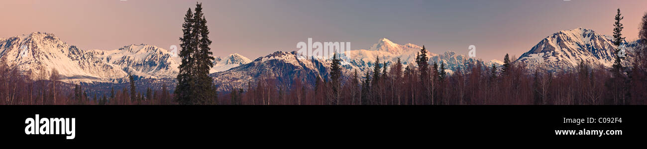 Panoramablick auf Sonnenaufgang über dem Southside Mount McKinley und die Alaska Range, Denali State Park, Yunan Alaska, Frühling Stockfoto