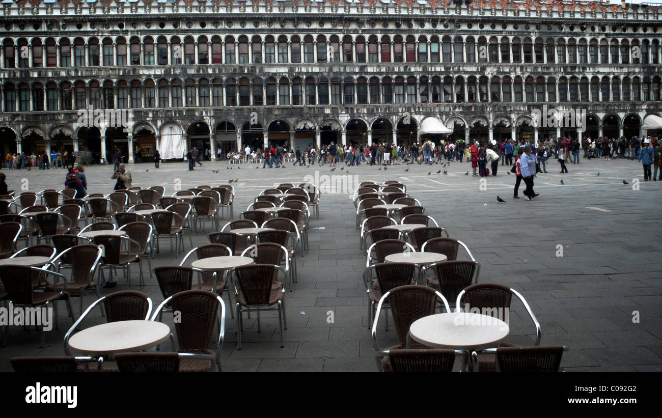 Tische und Stühle im Freien ein Café.  St. Marcos, Venedig Stockfoto