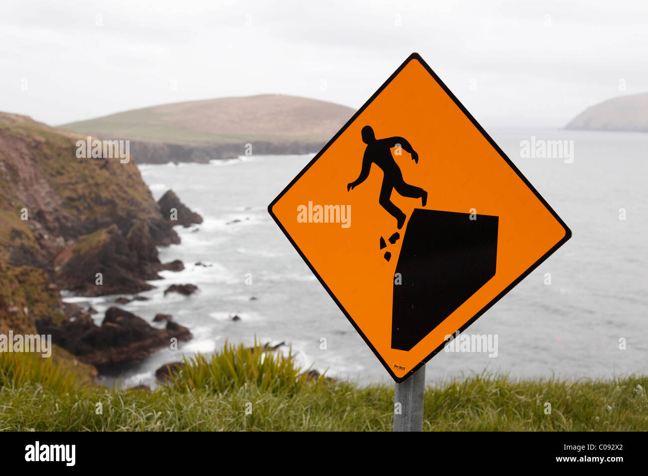 Warnschild, gefährliche Klippen, Slea Head, Halbinsel Dingle, County Kerry, Irland, britische Inseln, Europa Stockfoto
