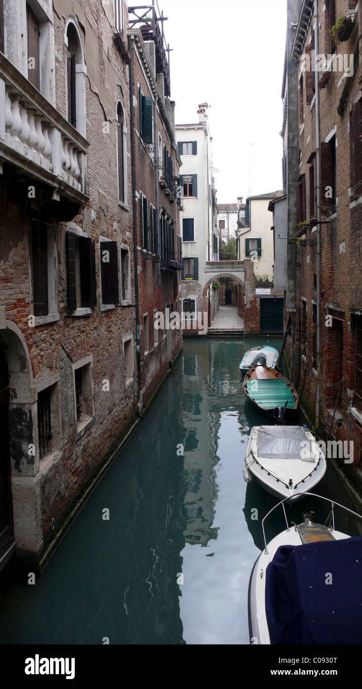 Wasserstraßen und Kanäle in Venedig mit Gondeln Stockfoto