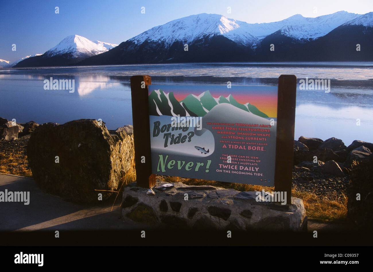 Langweilen Sie Tide Zeichen mit malerischen Blick auf Turnagain Arm im Hintergrund entlang dem Seward Highway, Yunan Alaska, Fall Stockfoto