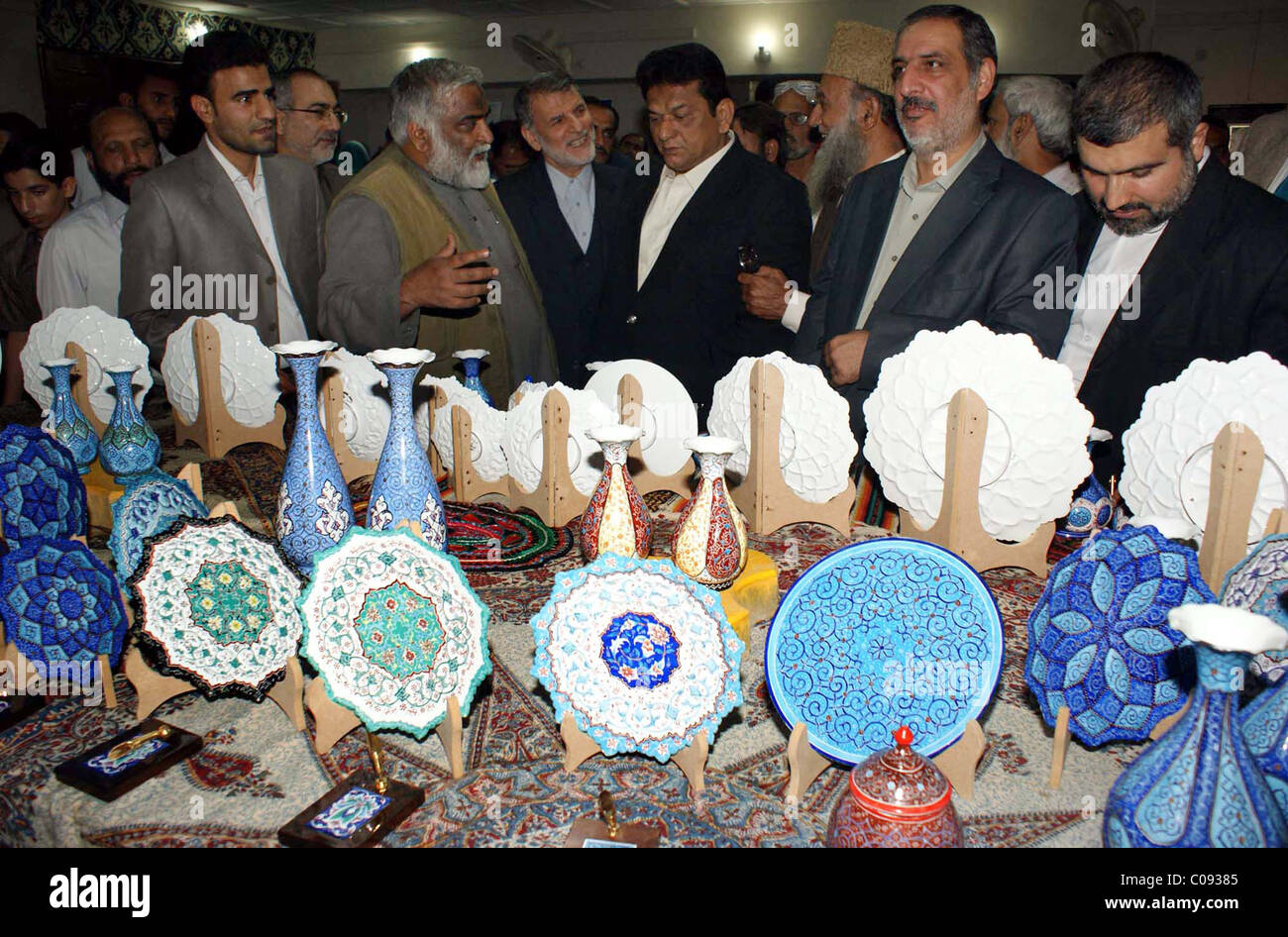 Sindh Fischereiminister besucht Zahid Bhargari zusammen mit dem Iran Consul General Abbas Stände während Kunstausstellung der iranischen Künstler Stockfoto