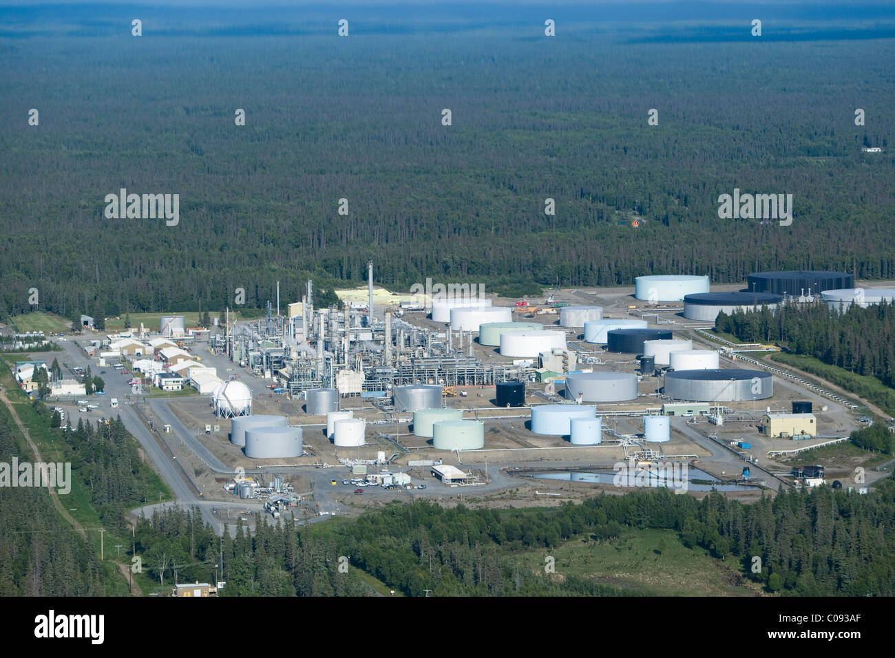 Luftaufnahme der Tesoro Erdgas Raffinerie in Nikiski, Kenai-Halbinsel, Yunan Alaska, Sommer Stockfoto