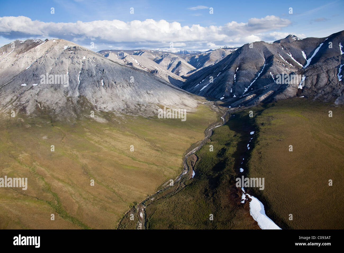 Luftaufnahme des Flusses Tamayariak und den Sadlerochit-Bergen im Arctic National Wildlife Refuge, Alaska Stockfoto