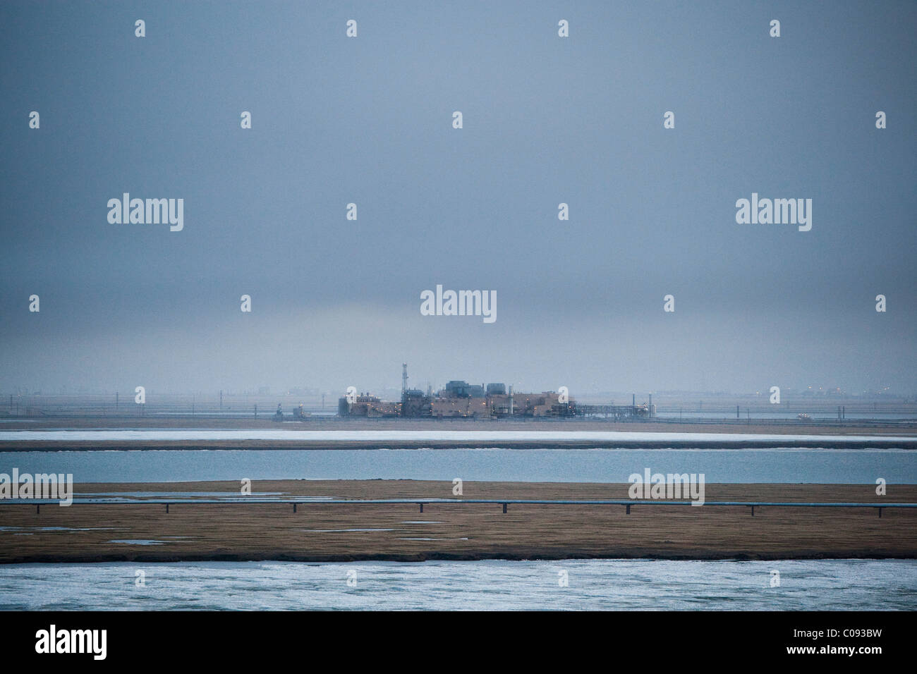 Luftbild von Öl-Pipelines und Öl-Industrie-Strukturen in der Dunkelheit der Nacht im Ölfeld Prudhoe Bay, Alaska Stockfoto