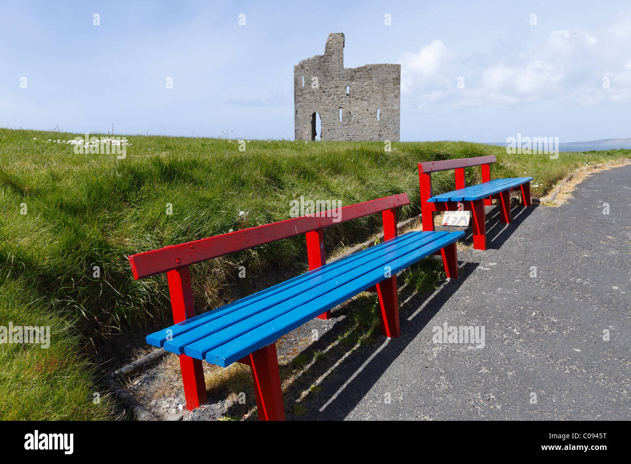 Bunte Bänke vor Ballybunion Burg, Ballybunion, County Kerry Irland, britische Inseln, Europa Stockfoto