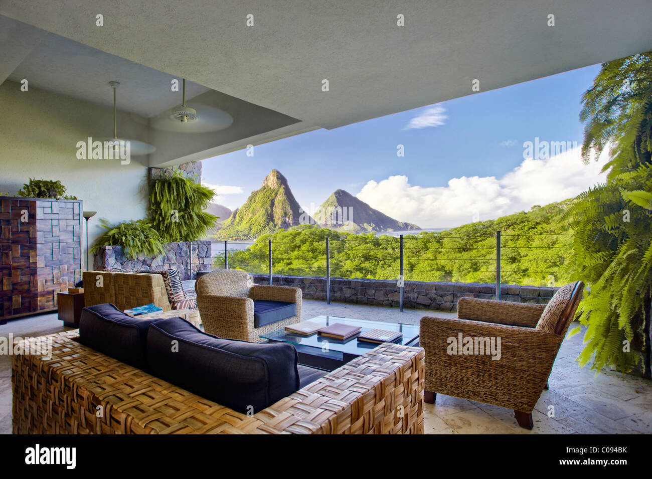 Suite, Couch-Garnitur, keine Außenwand, Pitons Berge, Jade Mountain-Luxus-Hotel, Saint Lucia, Windward Islands Stockfoto