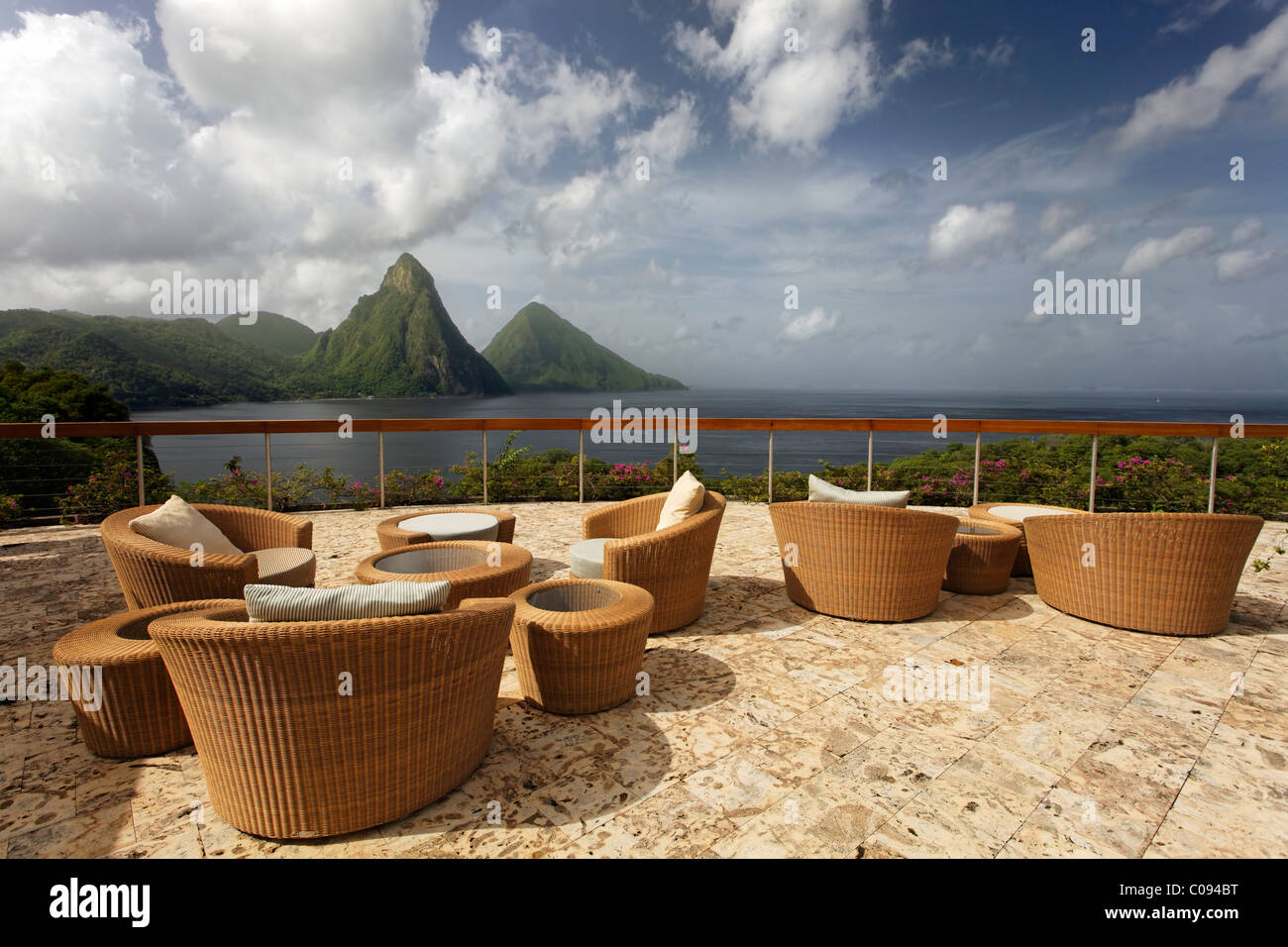 Dachterrasse, Dedon, Möbel, Natursteinboden, Hemisphäre, Pitons Berge, Jade Mountain-Luxus-Hotel, St. Lucia Stockfoto