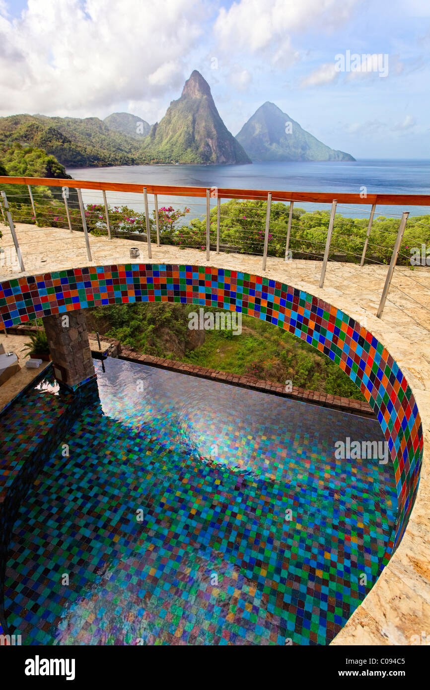 Dachterrasse, Pool, glasierte Fliesen, Pitons Berge, Jade Mountain-Luxus-Hotel, Windward Islands, St. Lucia, kleine Antillen Stockfoto