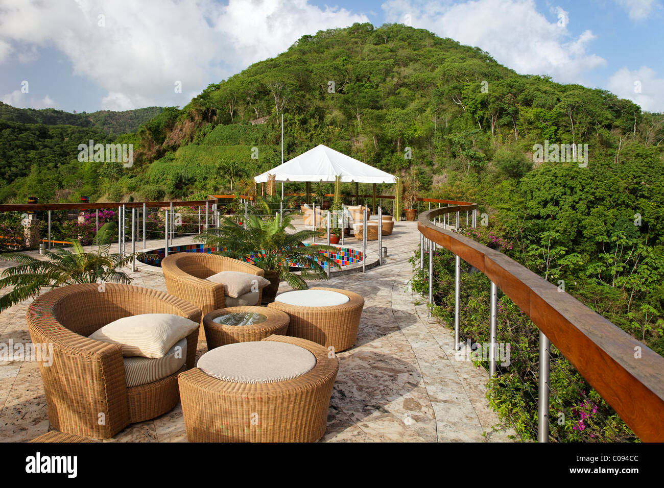 Dachterrasse, Dedon, Möbel, Natursteinboden, Hemisphäre, Regen Forrest, einzigartiges, Jade Mountain-Luxus-Hotel, St. Lucia Stockfoto