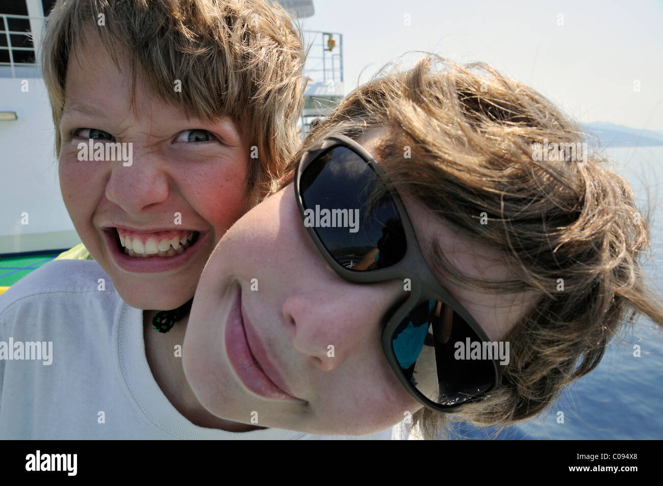 Zwei Jungs, 12 und 14 Jahren auf dem Deck der Fähre Stockfoto