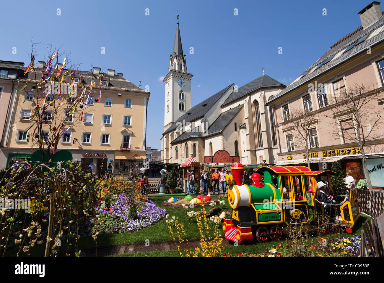 Rathausplatz-Platz, Pfarrkirche St. Jakob, Ostermarkt, Villach, Kärnten, Österreich, Europa Stockfoto