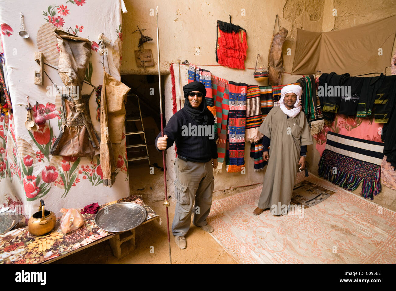 Tuareg in einen Souvenir-Shop in der Altstadt von Ghat, Libyen, Afrika Stockfoto