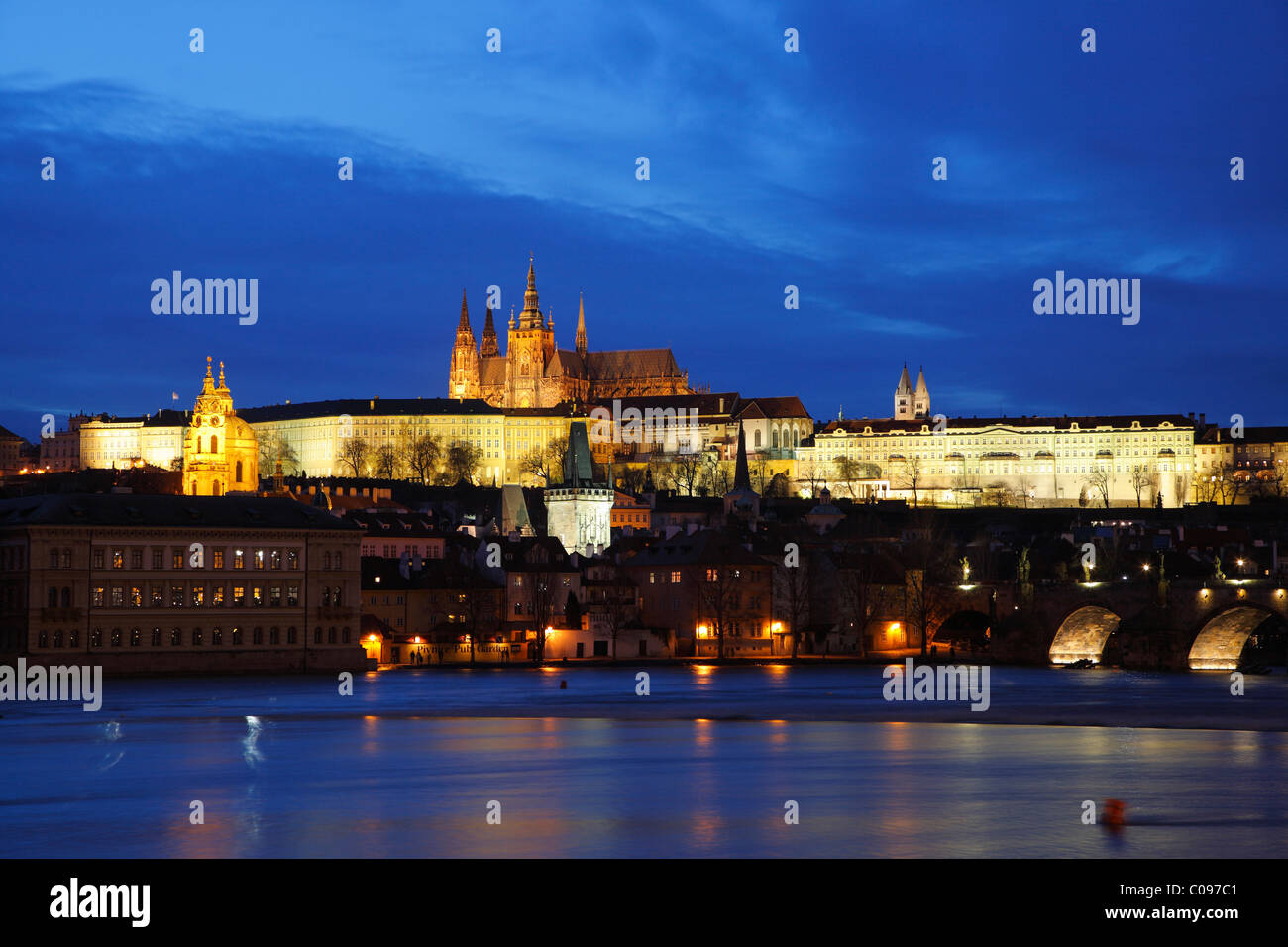 Karlsbrücke und Burg bei Nacht, Prag, Tschechische Republik Stockfoto