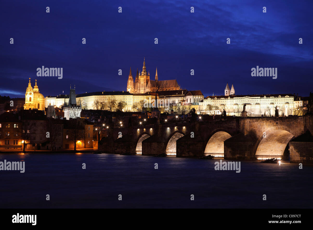 Karlsbrücke und Burg bei Nacht, Prag, Tschechische Republik Stockfoto