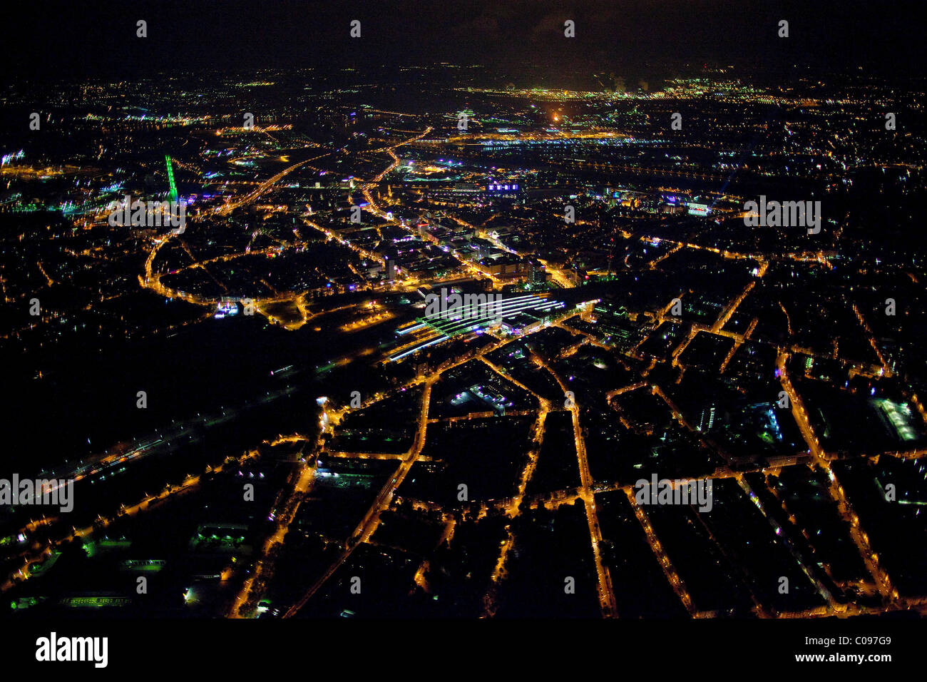 Luftaufnahme, Duisburg in der Nacht, Ruhrgebiet, Nordrhein-Westfalen, Deutschland, Europa Stockfoto