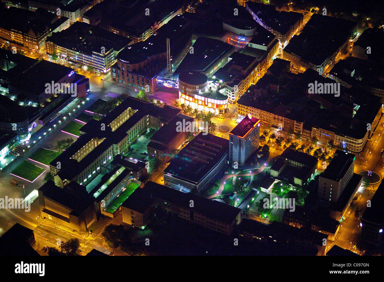 Luftaufnahme, Duisburg in der Nacht, Ruhrgebiet, Nordrhein-Westfalen, Deutschland, Europa Stockfoto