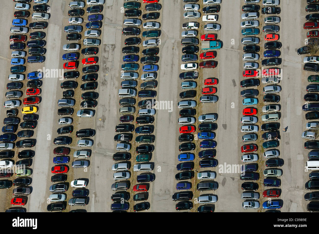 Luftaufnahme, Parkplatz, Reihen von Autos, Ennepetal, Ruhr und Umgebung, North Rhine-Westphalia, Deutschland, Europa Stockfoto