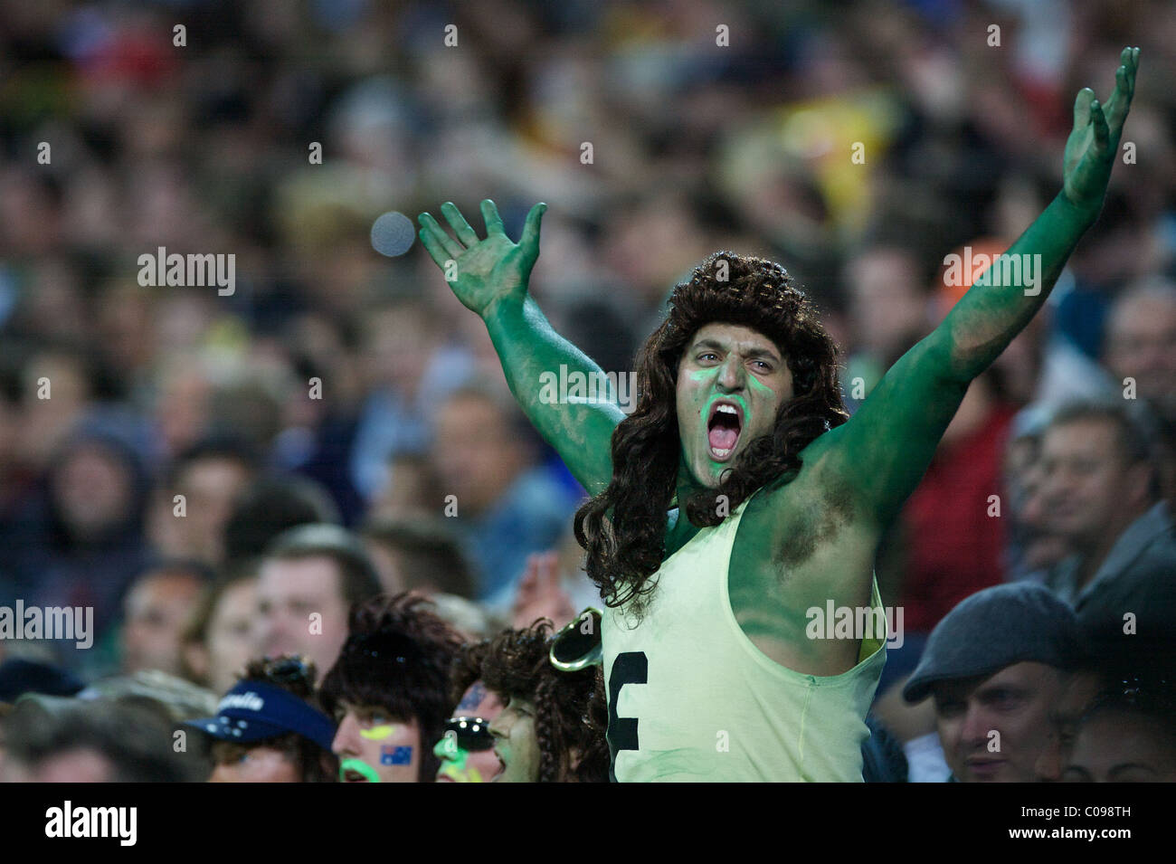 Fans singen zum YMCA während der Twenty20 International zwischen Australien und Neuseeland im Sydney Cricket Stockfoto