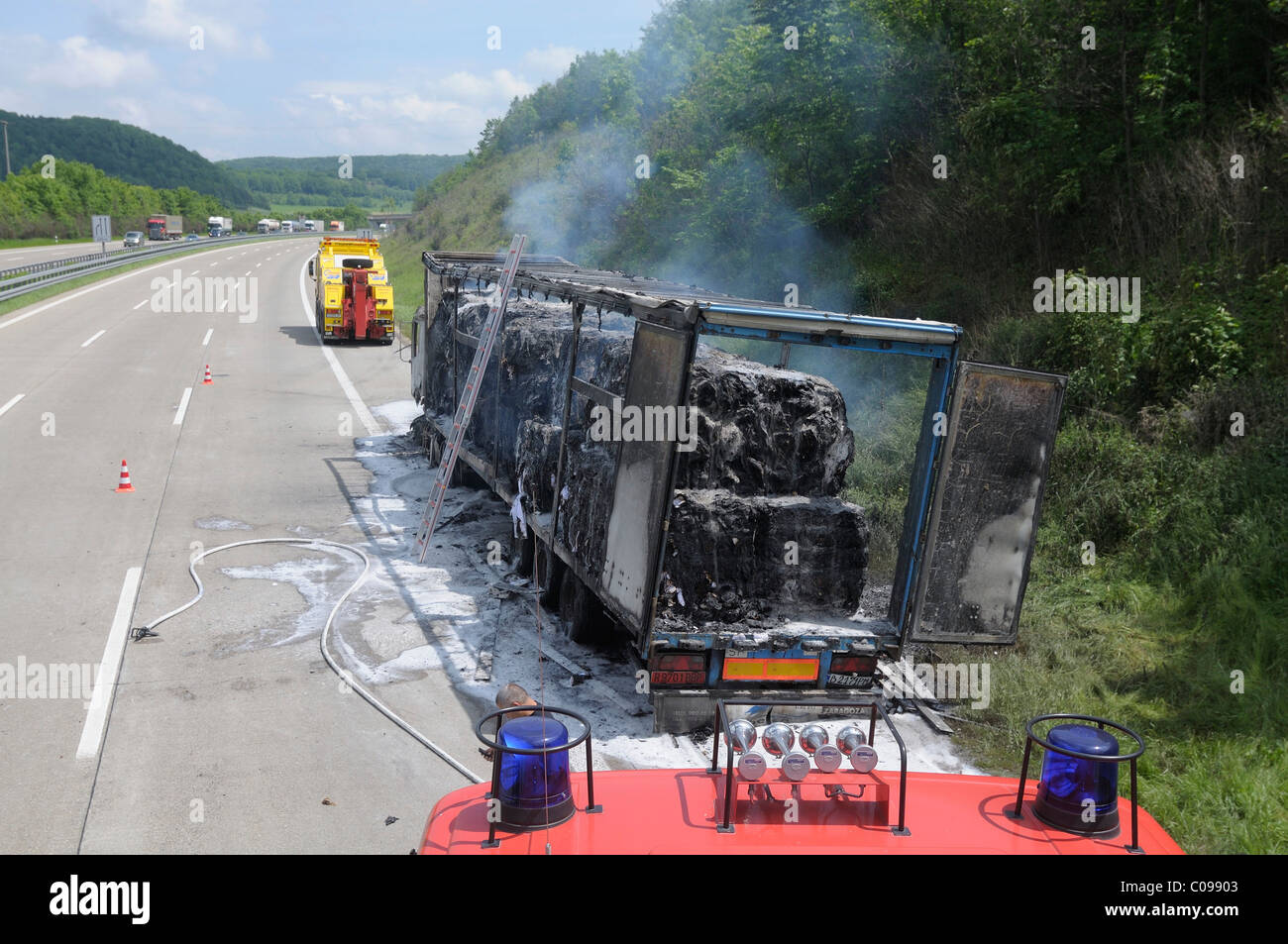 Ein LKW beladen mit 25 Tonnen Papier ausbrennen, 1000m vom Gruibingen Rastplatz auf der Autobahn A8, Gruibingen Stockfoto