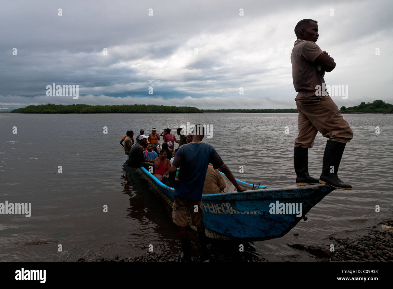 Kolumbianische Schalentiere Kommissionierer begeben Sie sich auf ein Kanu gonna die Mangrovensümpfe an der Pazifikküste, Kolumbien. Stockfoto