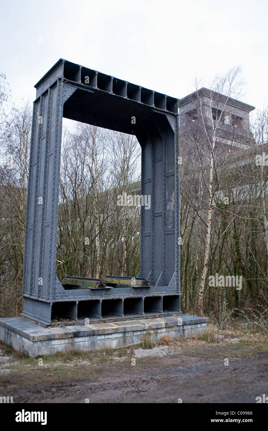 Das Britannia Brücke Denkmal mit der Eisenbahn & Straße Brücke die Menaistraße in Hintergrund, Wales, Großbritannien Stockfoto