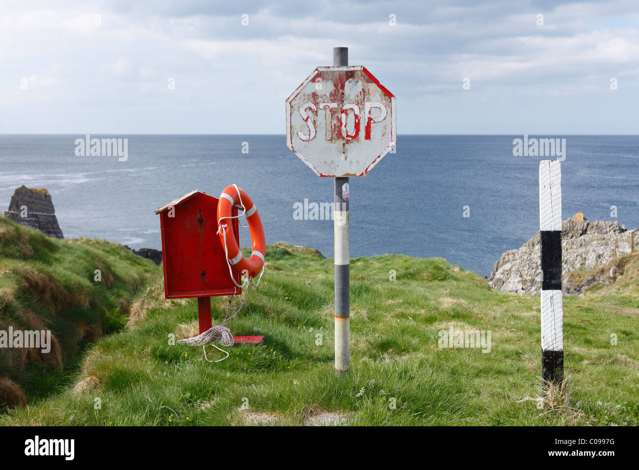 Leben Ring und Stop-Schild, drei Burg Kopf, Mizen Head Halbinsel, West Cork, Irland, britische Inseln, Europa Stockfoto