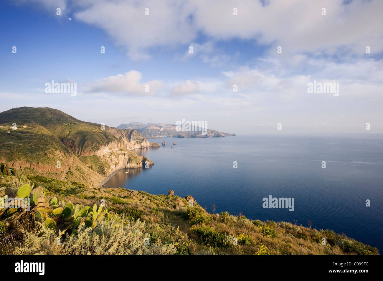 Segelschiff in der Bucht von Valle Muria, Lipari Insel am Horizont Vulcano Island, Sizilien, Italien, Europa Stockfoto