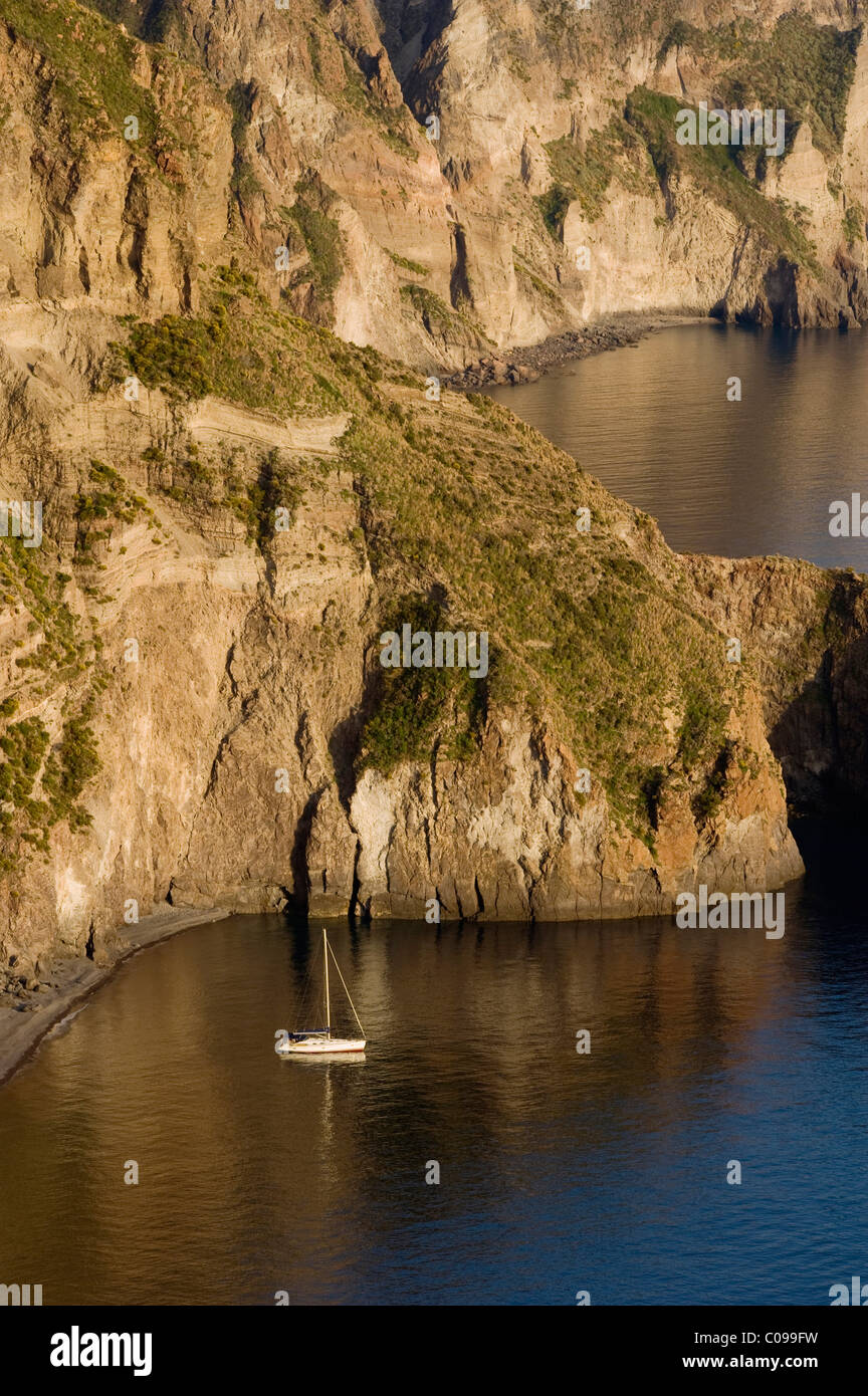 Segelschiff in der Bucht von der Valle Muria Lipari Island, Sizilien, Italien, Europa Stockfoto