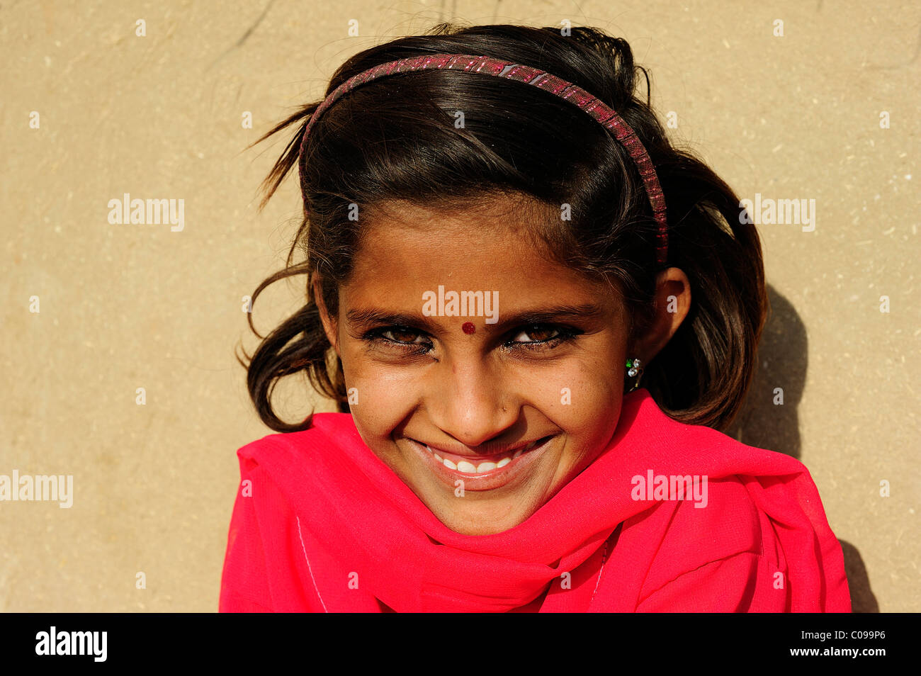 Porträt der ein kleines Mädchen, etwa neun Jahre, Thar-Wüste, Rajasthan, Indien, Indien, Nordasien Stockfoto
