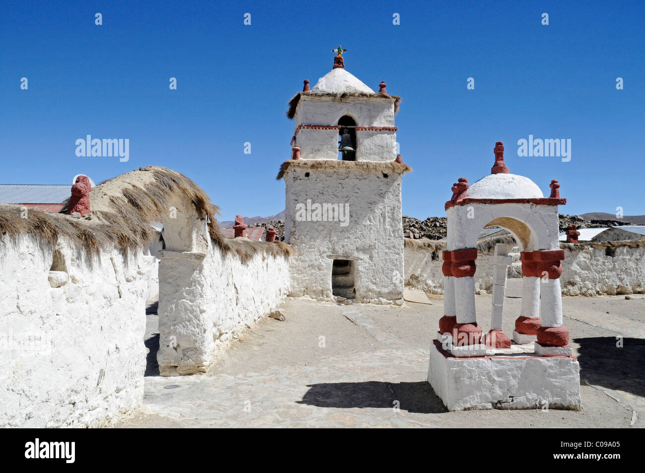 Kirche gebaut mit Adobe Bau Methoden, Parinacota, Bergdorf, Lauca Nationalpark, Altiplano, Norte Grande Stockfoto