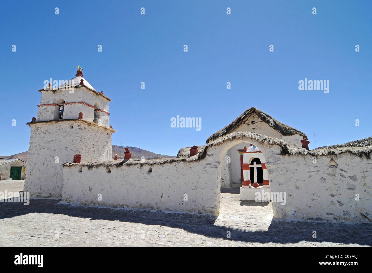 Kirche, gebaut mit Adobe Bau Methoden, Parinacota, Bergdorf, Lauca Nationalpark, Altiplano, Norte Grande Stockfoto