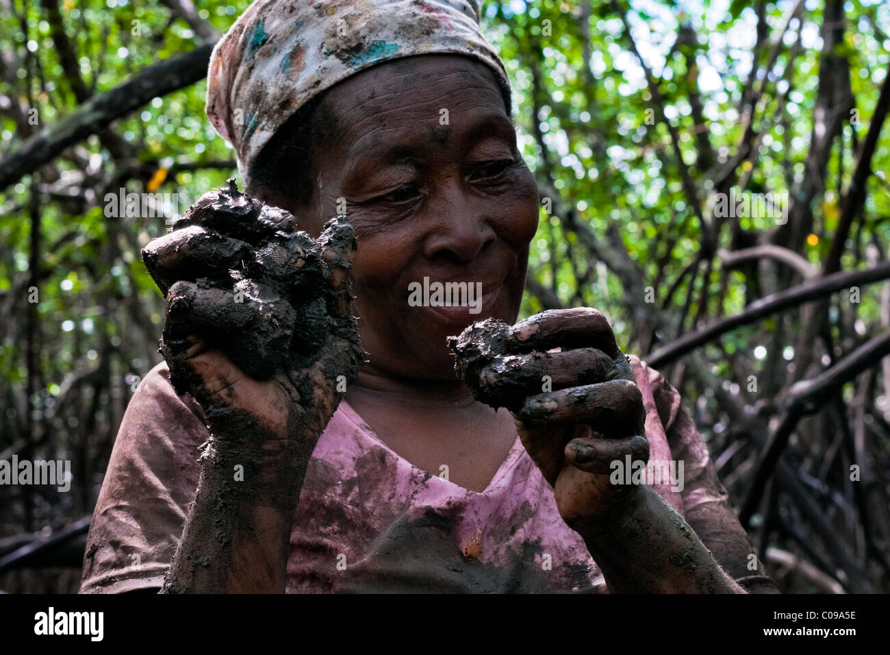 Eine kolumbianische Frau zeigt schlammige Meeresfrüchten, gesammelt in den Mangrovensümpfen an der Pazifikküste, Kolumbien. Stockfoto