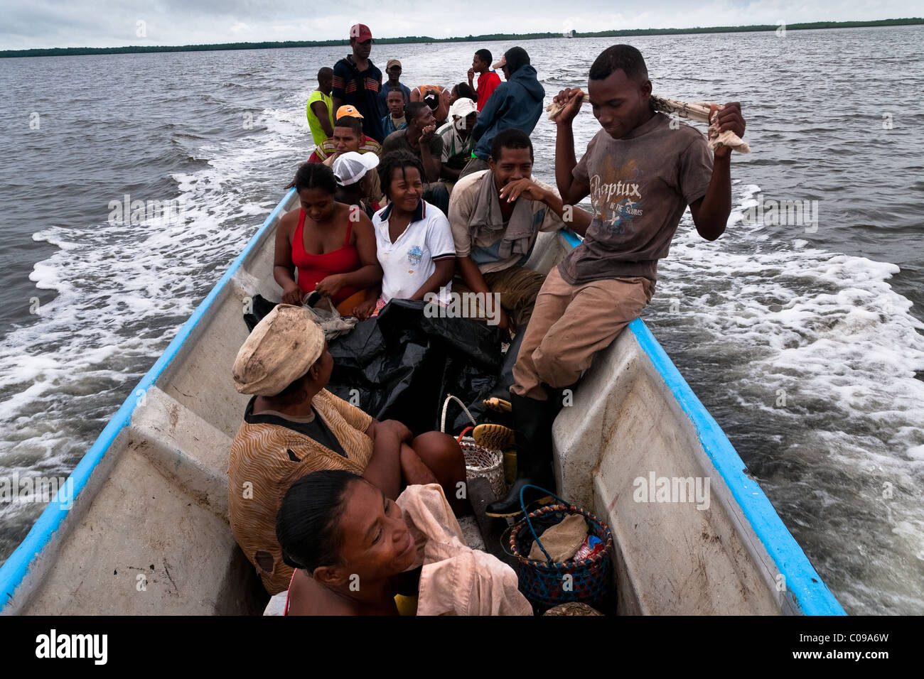 Kolumbianische Schalentiere Kommissionierer gonna die Mangrovensümpfe an der Pazifikküste, Kolumbien in einem Kanu. Stockfoto