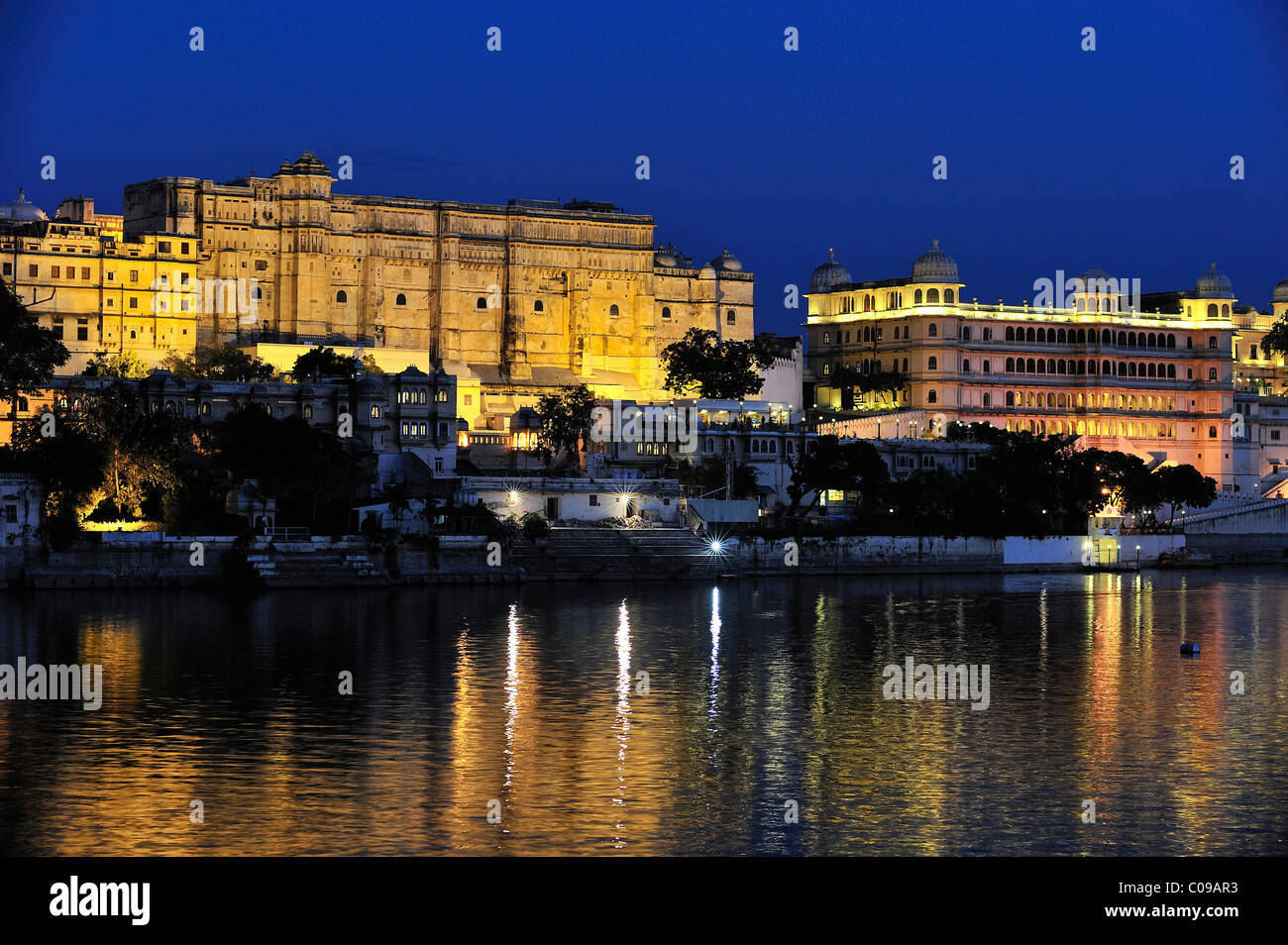 Stadt-Palast von Udaipur und Pichola-See im Abendlicht, Heimat des Maharaja von Udaipur, ein Museum und ein Luxus-hotel Stockfoto