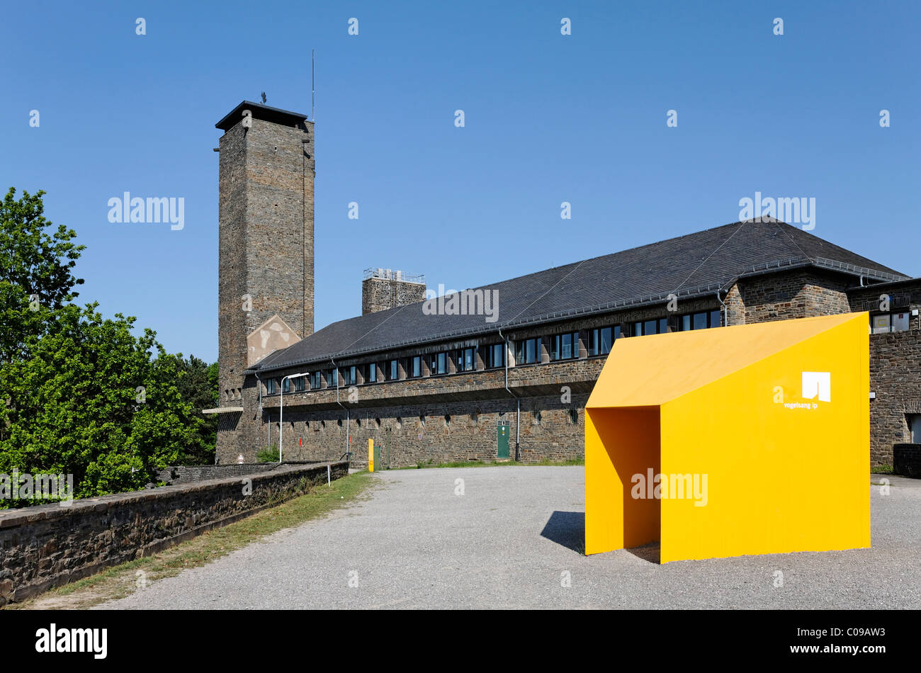Ehemalige NS-Ordensburg, moderne Design-Objekt mit einem Gateway und dem Logo Vogelsang IP International Platz im Nationalpark Eifel Stockfoto