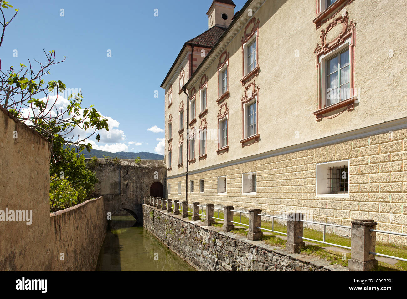 Hofburg Imperial Palace und Wassergraben, Brixen, Südtirol, Italien, Europa Stockfoto