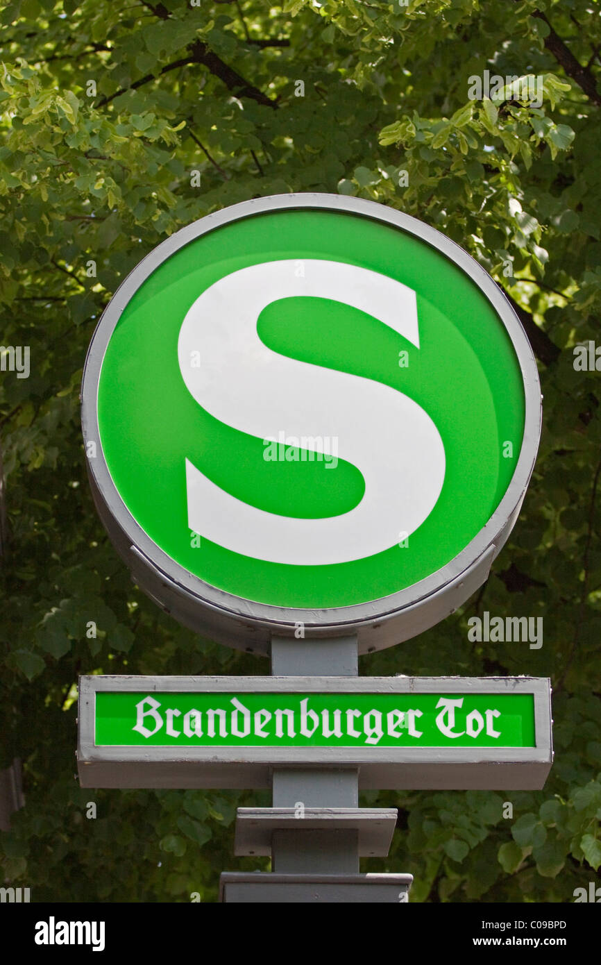 S-Bahnstation Zeichen, Brandenburger Tor, Brandenburger Tor in Berlin, Deutschland, Europa Stockfoto