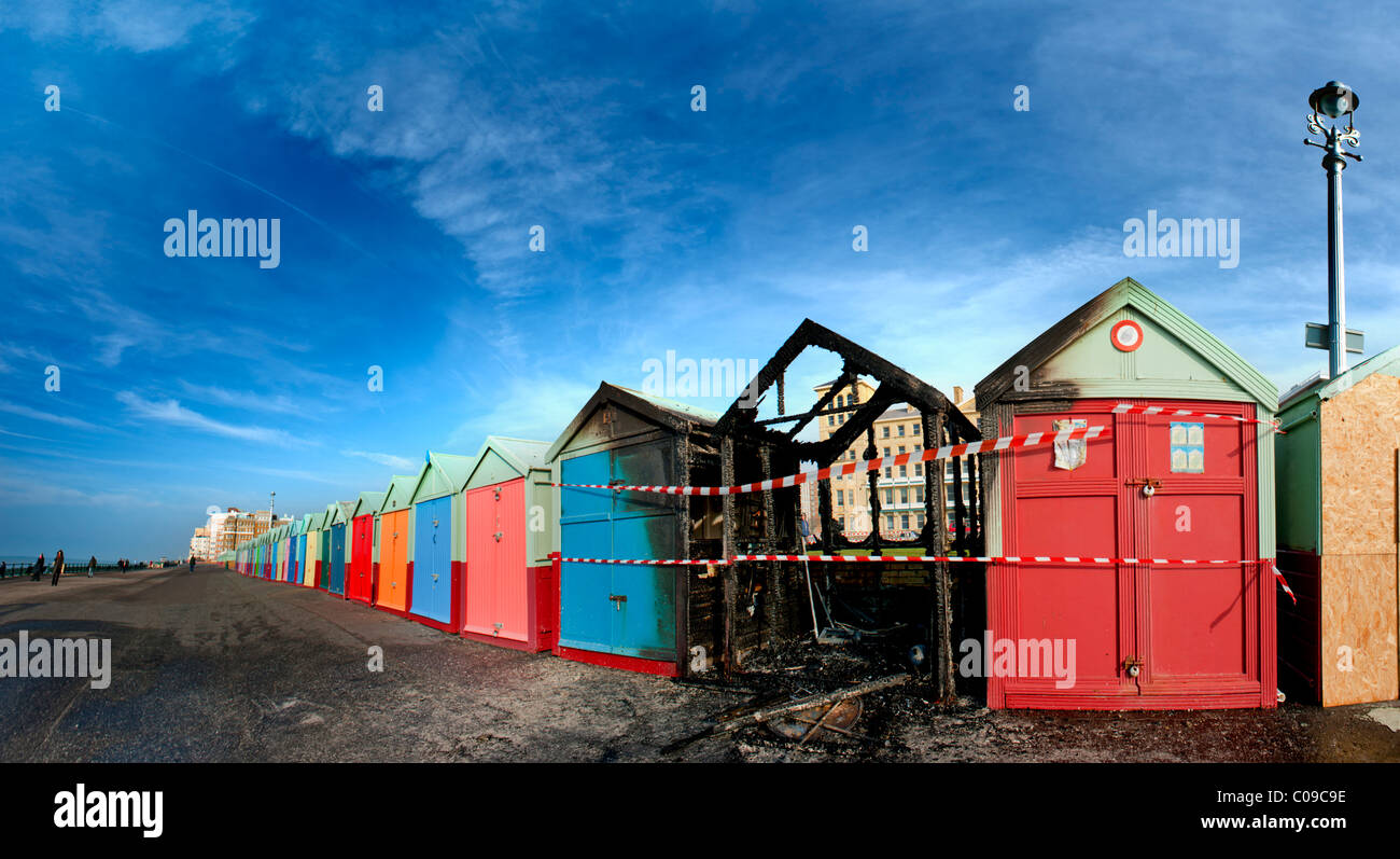 Ein ausgebrannter Strandhütte am Meer in Hove, East Sussex. Stockfoto
