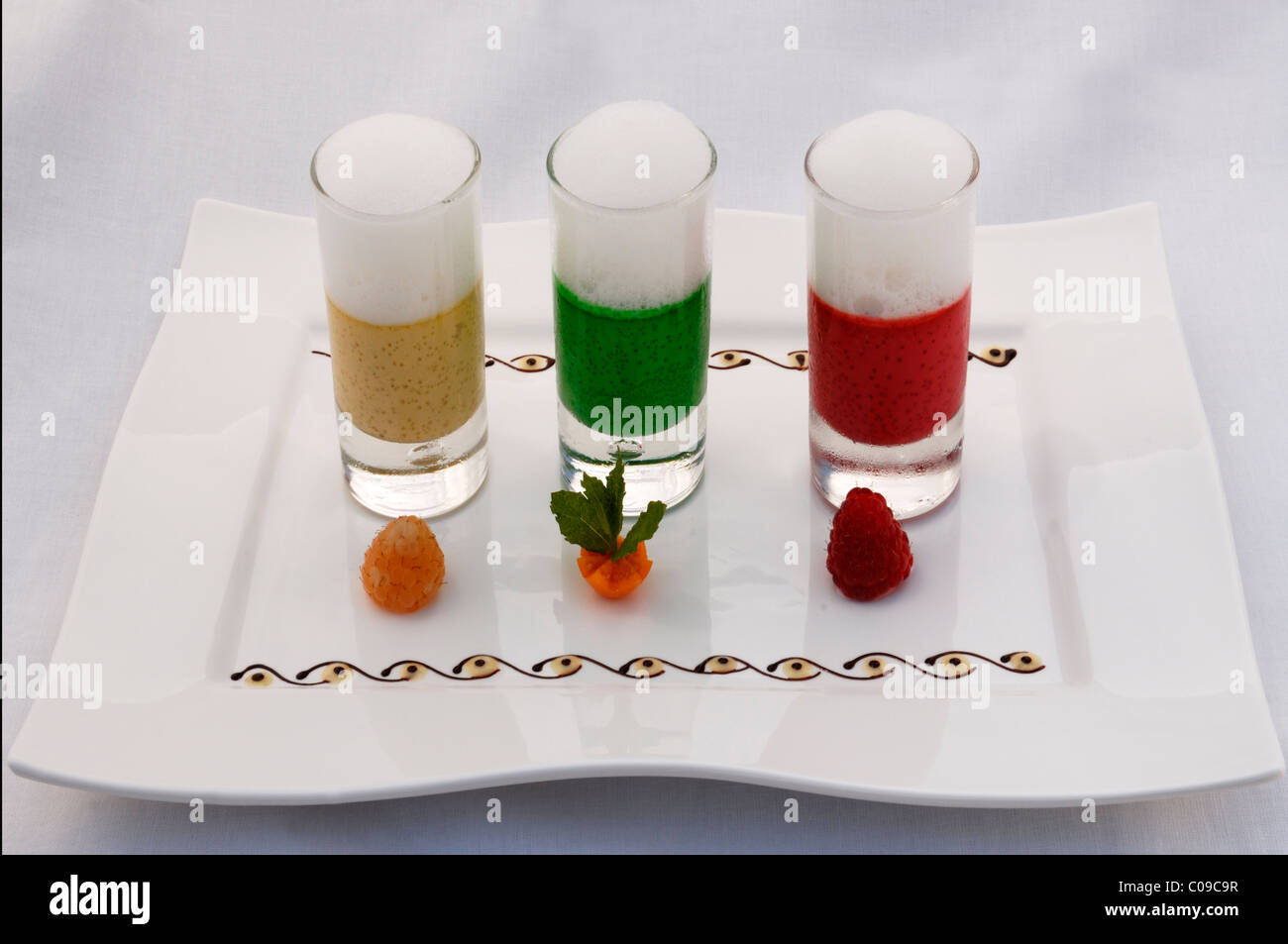 Dessert, Trilogie "Crème Brûlée" auf einem weißen Teller, Haute Cuisine, Auberge De La Ferme Hueb, Mike Germershausen Marckolsheim Stockfoto