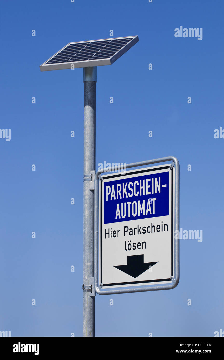 Solar-Panels eine Parkuhr mit einem Schild an einem Mast Stockfoto