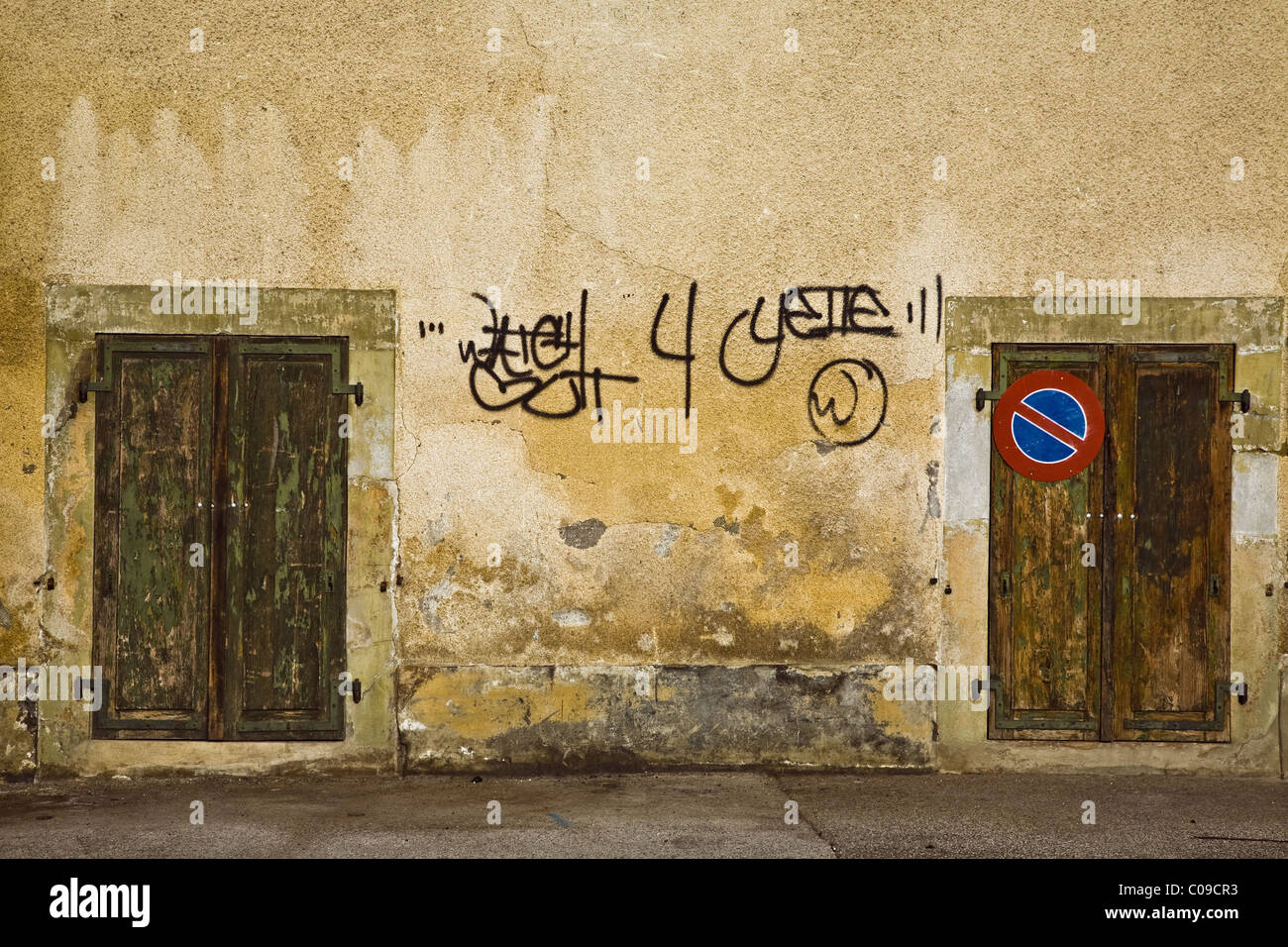 Abstraktes Bild von Türen und Graffiti in Nyon, Schweiz Stockfoto