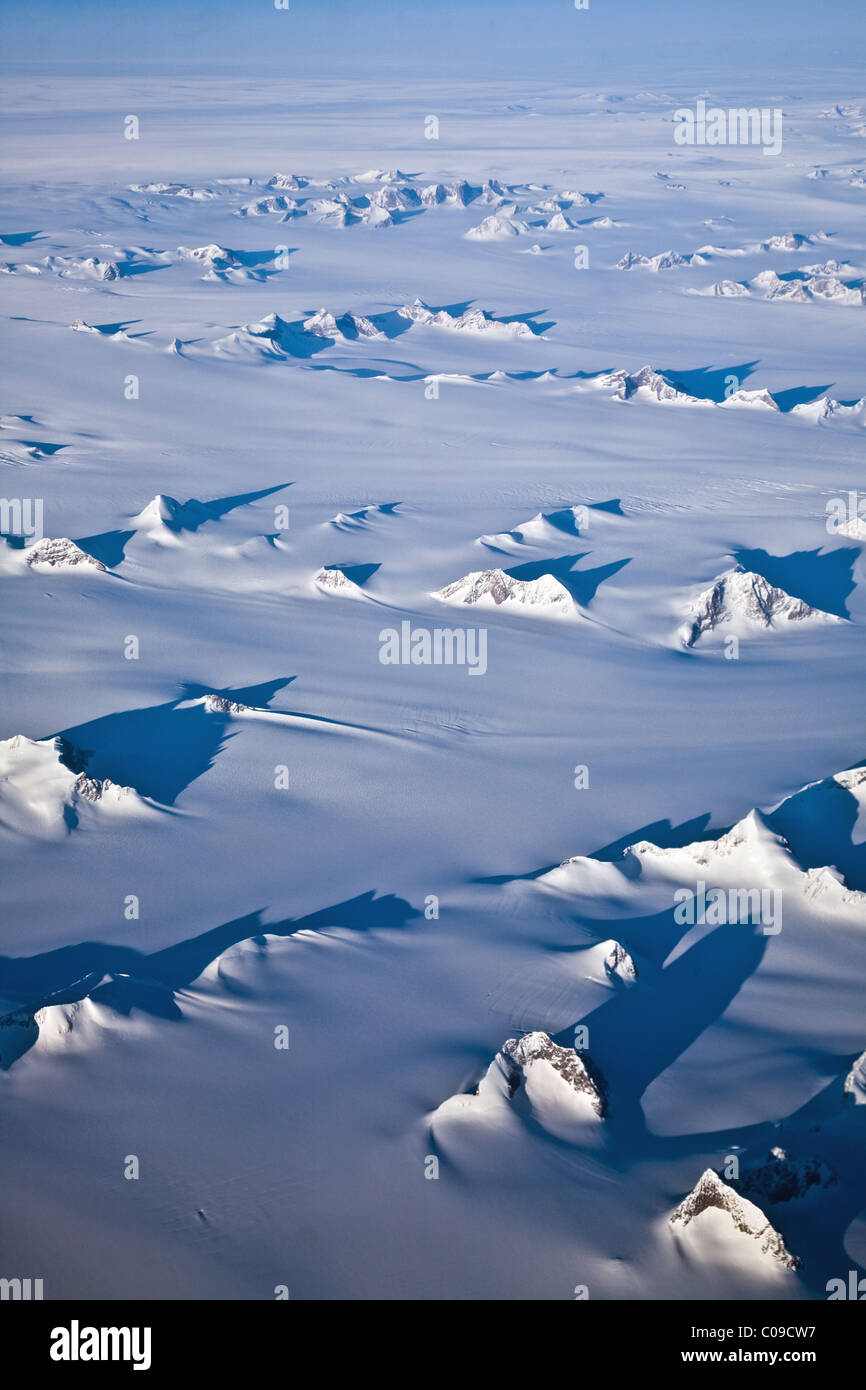 Berggipfel ragt durch die Eisdecke in Grönland Stockfoto