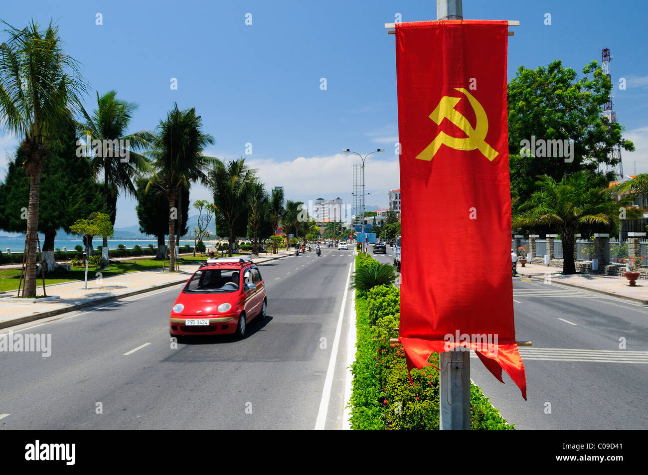 Hauptstraße von Nha Trang mit kommunistischen Flagge, Vietnam, Südostasien Stockfoto