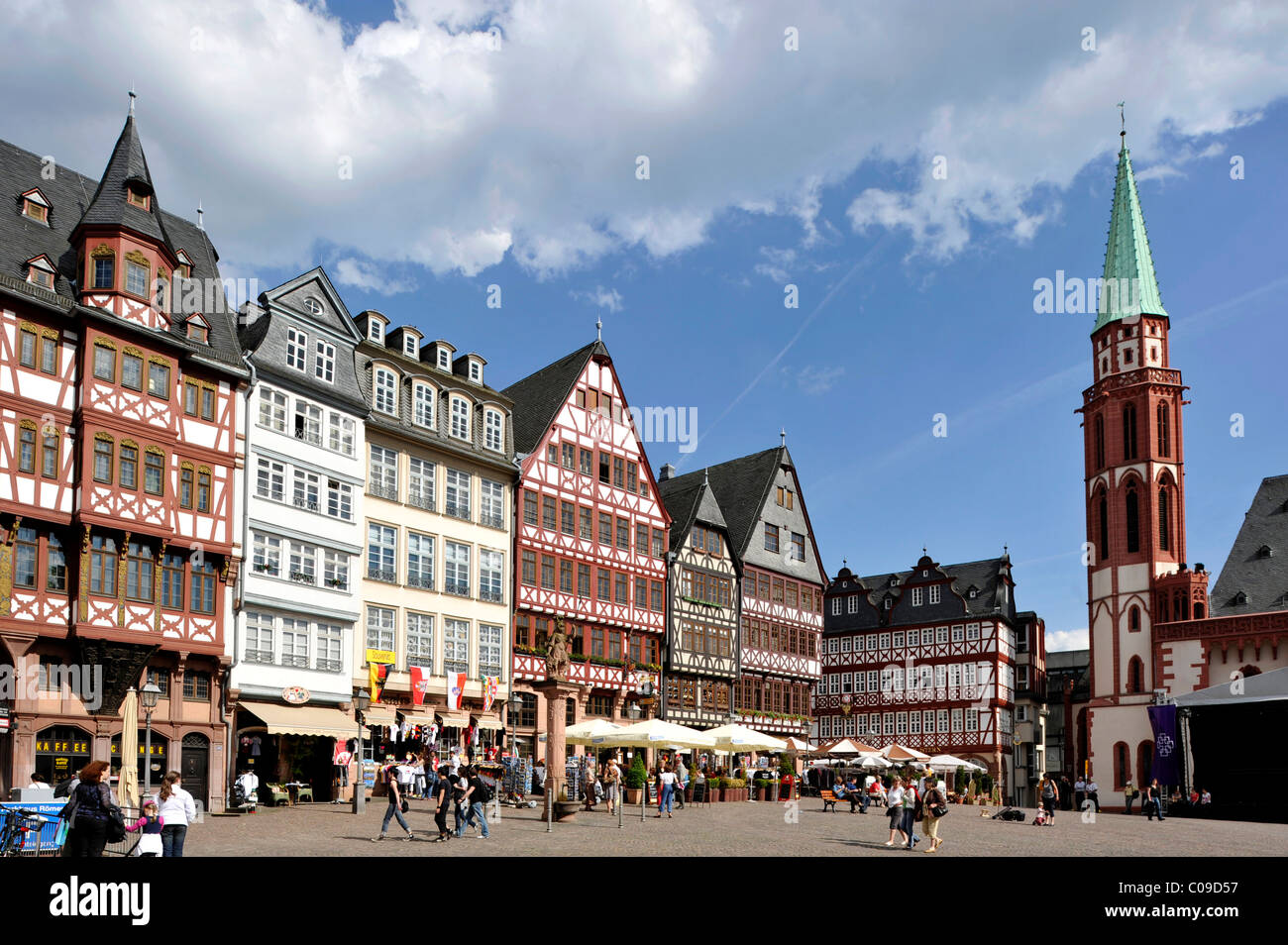 Fachwerkhäuser auf Roemerbergsquare und Nikolaikirche Kirche, Frankfurt Am Main, Hessen, Deutschland, Europa Stockfoto