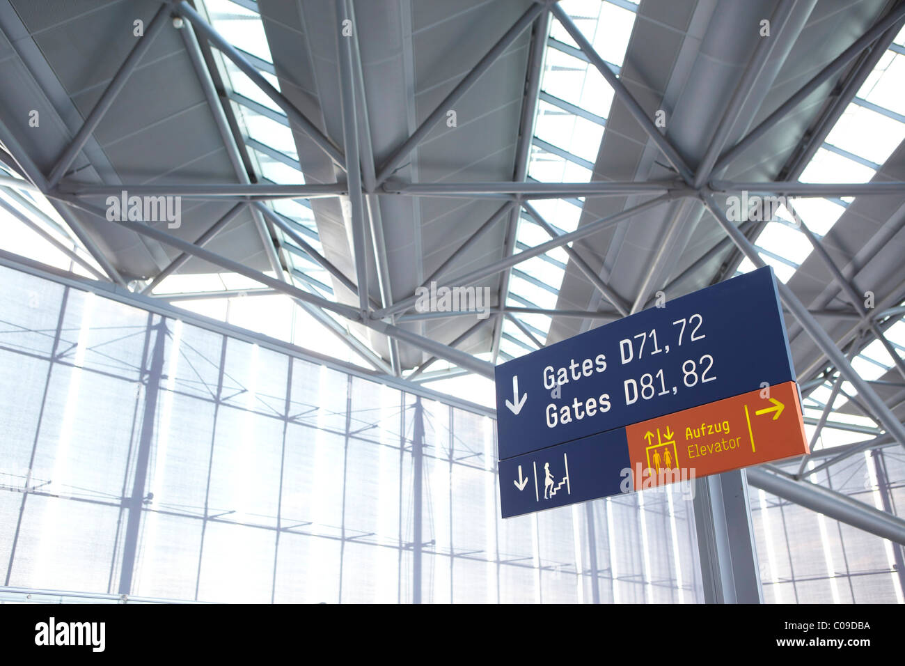 Melden Sie sich an einem Flughafen mit modernen Glasfassade Stockfoto