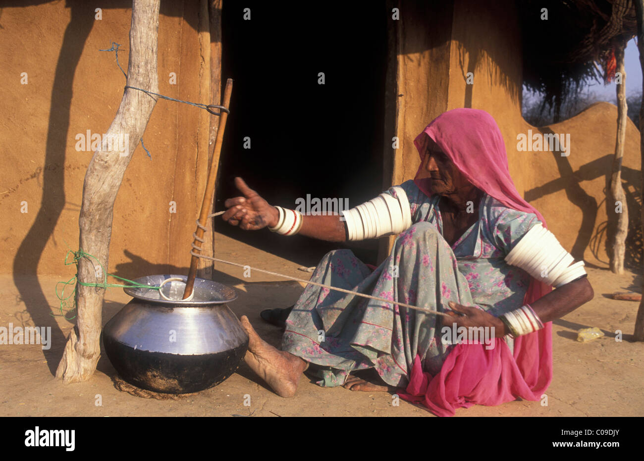 Frau bereitet Lassi, Joghurt, Thar-Wüste, Rajasthan, Indien, Asien Stockfoto