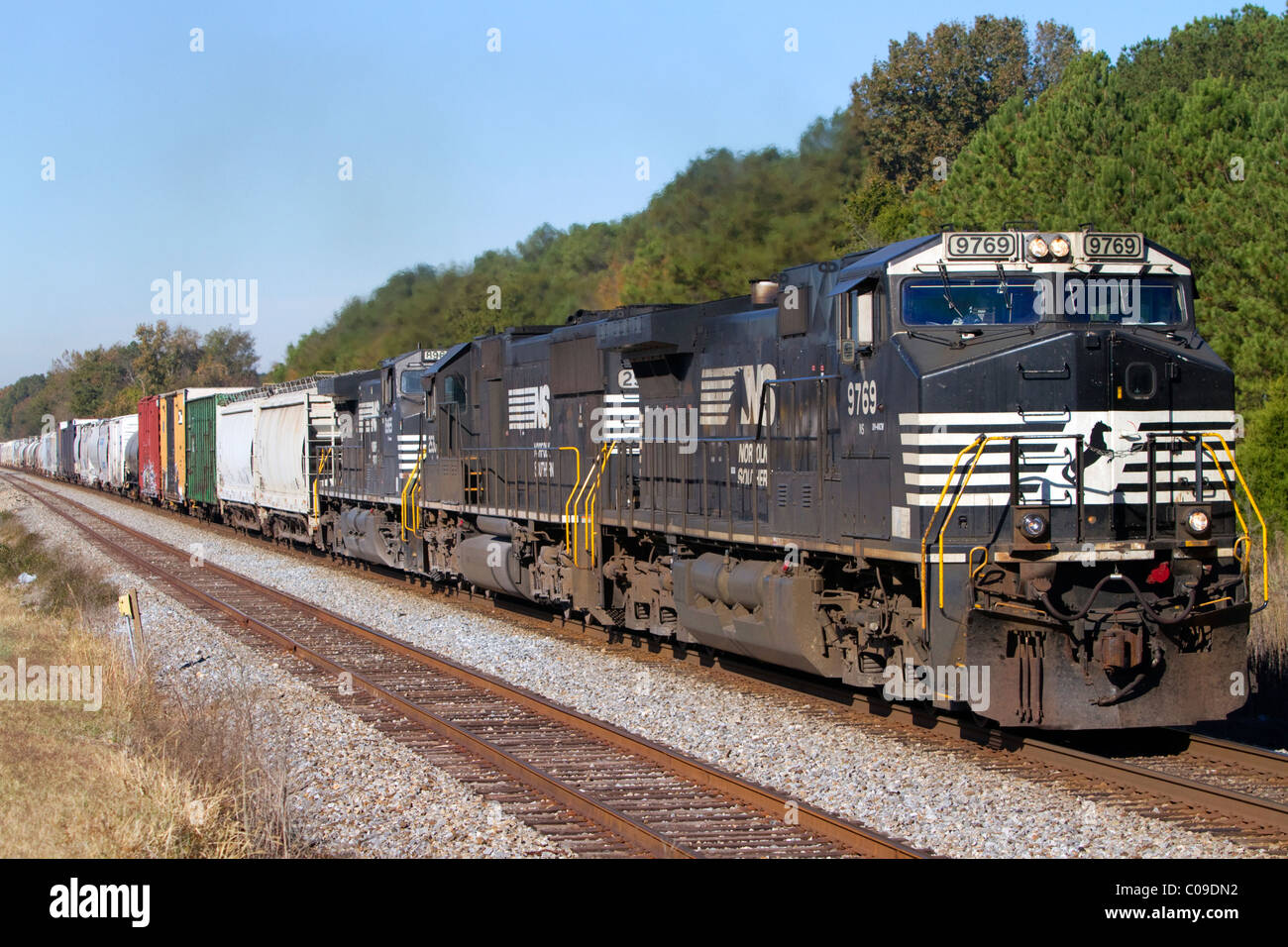 Norfolk Southern Railway Lokomotive reisen entlang der Autobahn 72 westlich von Muschel Shoals, Alabama, USA. Stockfoto