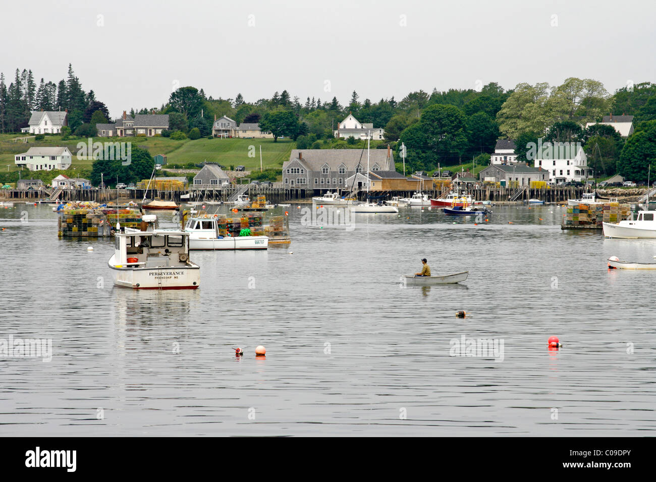 Lobster Boote am Dingi dock Port, Freundschaft Fischerdorf, Küste von Maine, New England, USA Stockfoto